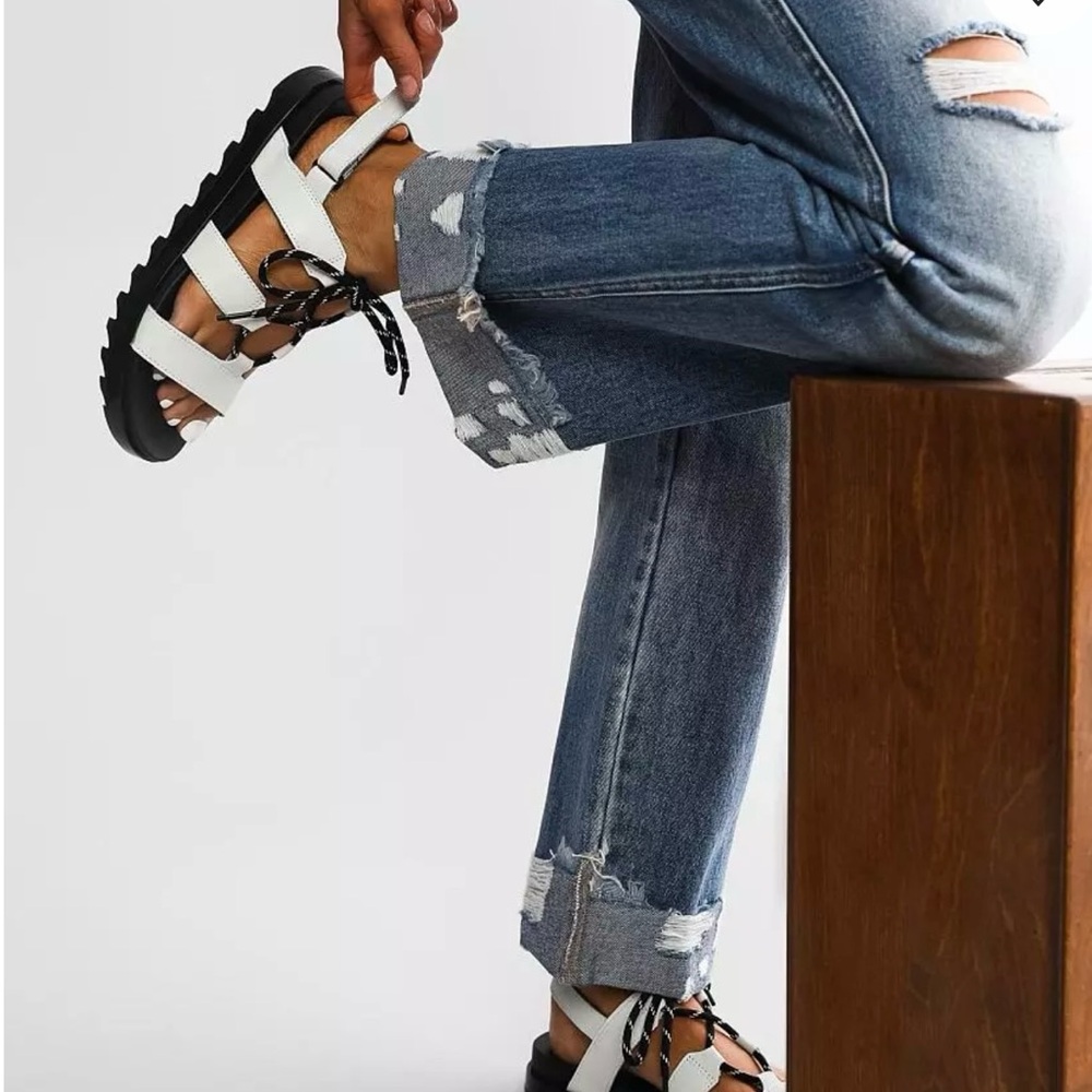 Sorel Roaming Leather Sandal in shade White/Black